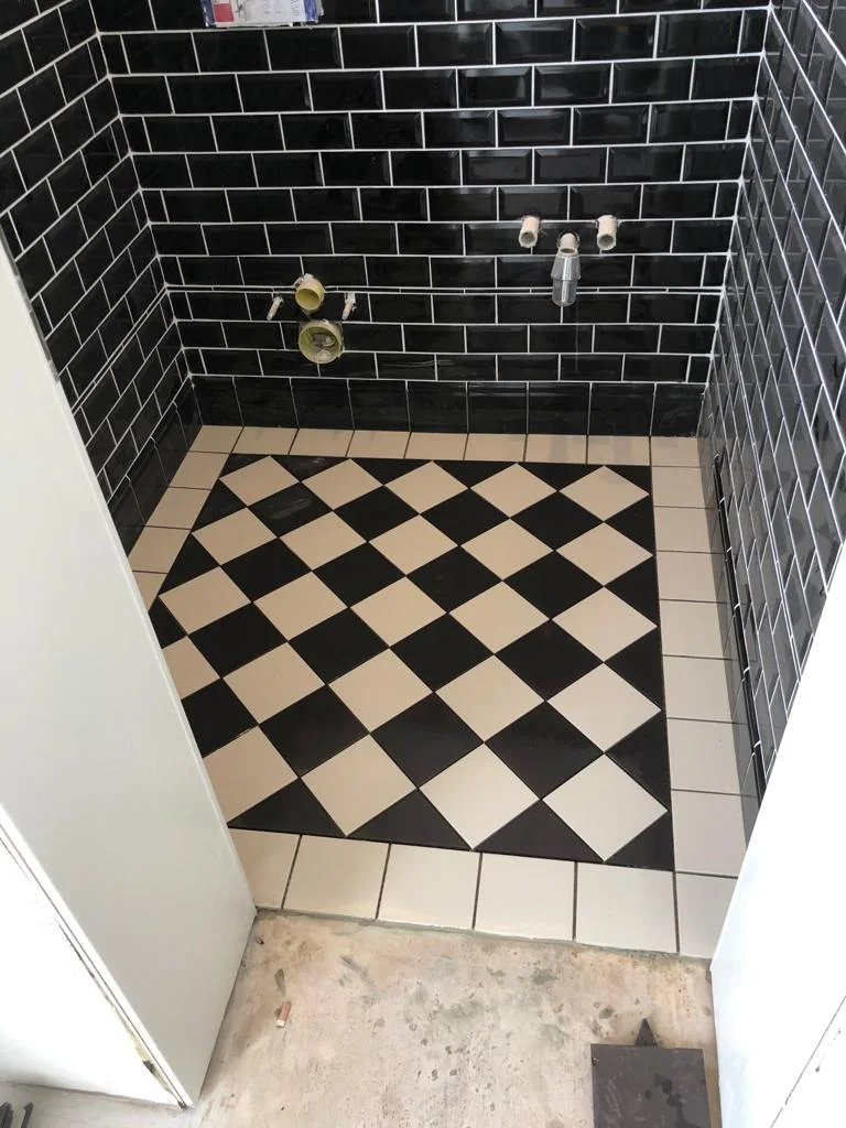 Gäste-WC mit weißen Metrofliesen und Mosaik