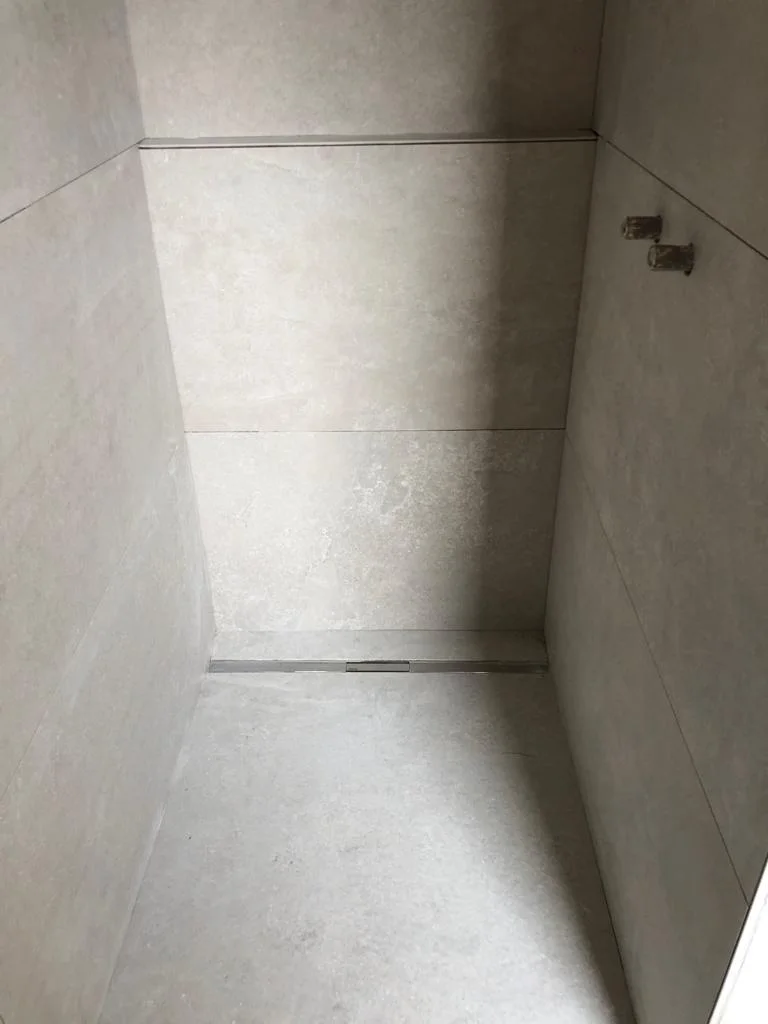 Großformatige Fliesen in einer Dusche