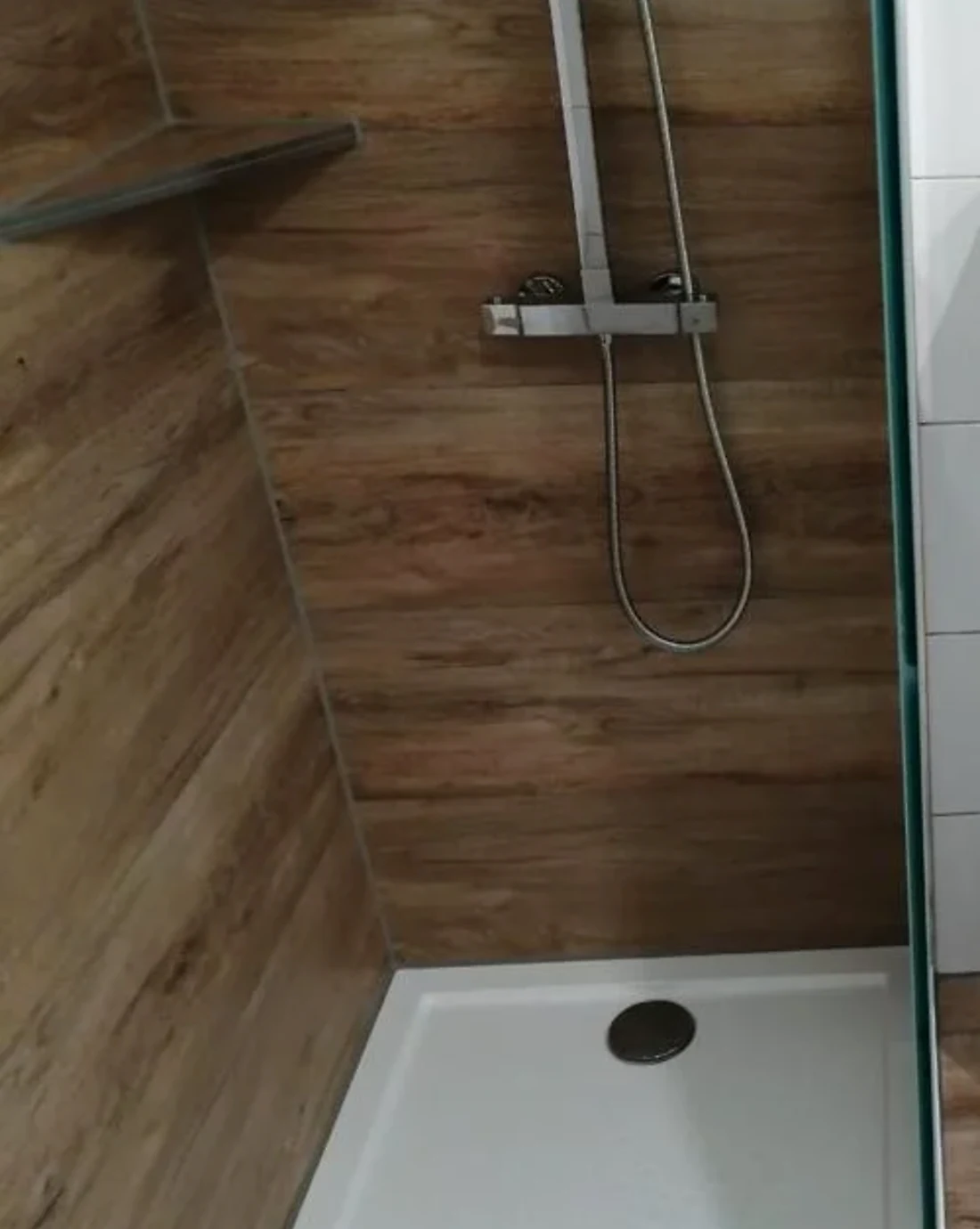 Geflieste Dusche in Holzoptik – Fliesenarbeit von SDS Lars Summen